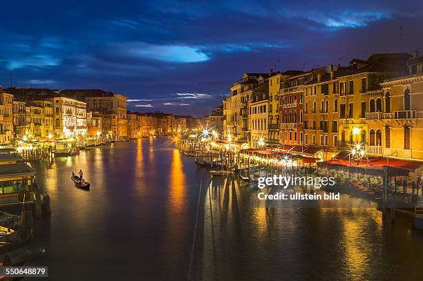 Italien-Venedig, Canal Grande. Abendstimmung von der Rialto-Brücke aus gesehen. Mit venezianischer Gondel