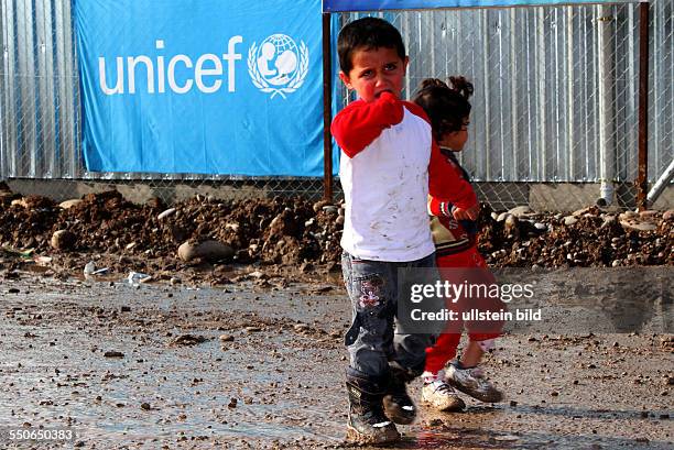 Syrische Bürgerkriegsflüchtlinge in einem von der UN betreuten Flüchtlingscamp nahe der Stadt Arbat im Nordirak , Kinder, Jungen spielen im...