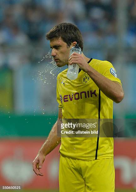 Sokratis spritzt sich Wasser ins Gesicht waehrend dem Fussball DFB Pokal 2. Hauptrundenspiel TSV 1860 Muenchen gegen Borussia Dortmund in der Saison...