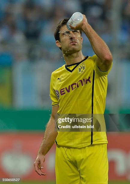 Sokratis spritzt sich Wasser ins Gesicht waehrend dem Fussball DFB Pokal 2. Hauptrundenspiel TSV 1860 Muenchen gegen Borussia Dortmund in der Saison...