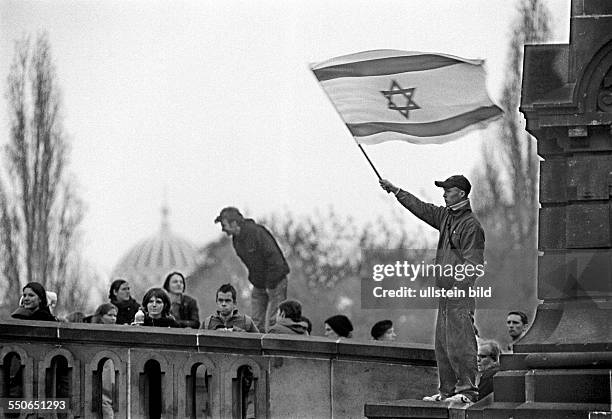 Solidaritaet mit Israel, Pro Juedische Kundgebung auf der Friedrichsbruecke, gegen die in der Naehe vorbeifuehrende Nahost Demo der Palaestinenser,...