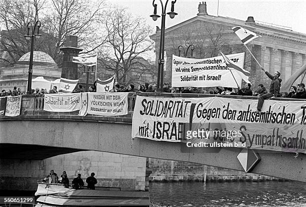 Solidaritaet mit Israel, Pro Juedische Kundgebung auf der Friedrichsbruecke, gegen die in der Naehe vorbeifuehrende Nahost Demo der Palaestinenser,...