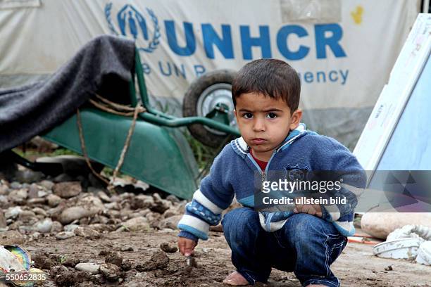 Syrische Bürgerkriegsflüchtlinge in einem von der UN betreuten Flüchtlingscamp nahe der Stadt Arbat im Nordirak , Kinder, Jungen spielen im...