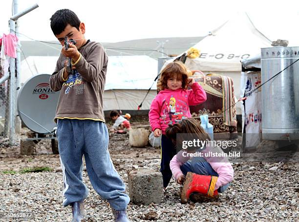 Syrische Bürgerkriegsflüchtlinge in einem von der UN betreuten Flüchtlingscamp nahe der Stadt Arbat im Nordirak , Kinder, Jungen spielen im...