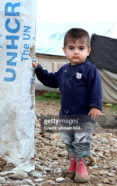 Syrische Bürgerkriegsflüchtlinge in einem von der UN betreuten Flüchtlingscamp nahe der Stadt Arbat im Nordirak , Kinder, Jungen spielen im...