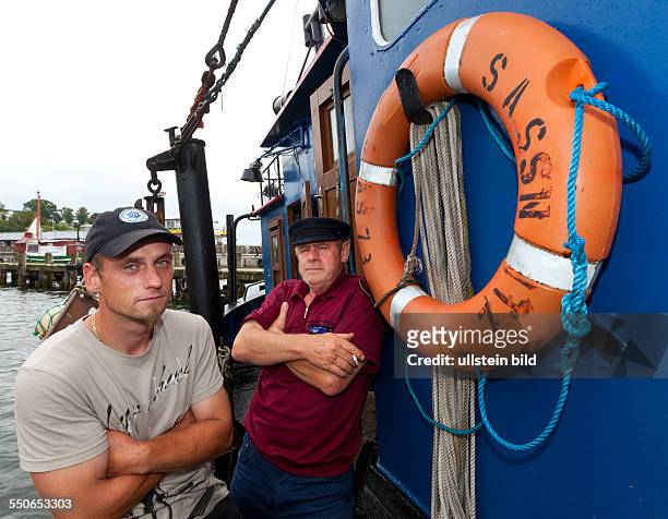 Sven-Eric Simbrich und Michael Hannig stehen auf dem Fischkutter " SAS 73 Vereinigung " im Hafen Sassnitz auf der Insel Ruegen. Die beiden fahren als...