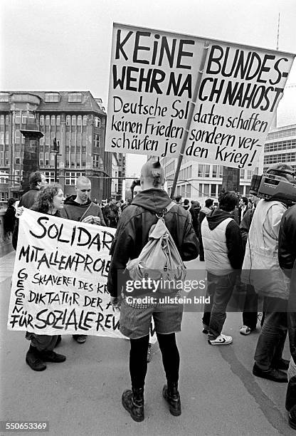 Solidaritaet mit Israel, Pro Juedische Kundgebung auf der Friedrichsbruecke, gegen die in der Naehe vorbeifuehrende Nahost Demo der Palaestinenser,...