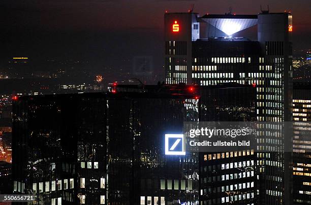 Frankfurt am Main Bankenviertel - Banken - Hochhäuser, Hochhaus mit Logo der Deutschen Bank