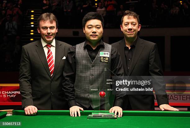 Jason Ferguson , Ding Junhui , Thomas Cesal , Finale Sieger Gewinner Trophäe , Sport, Snooker Billard, Berlin German Masters im Tempodrom,