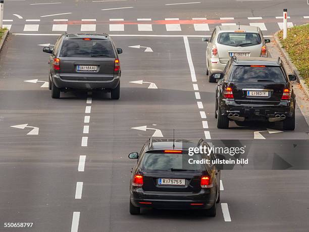 Die Kreuzung einer Strasse in der Stadt. Mit Leitlinien zum Abbiegen