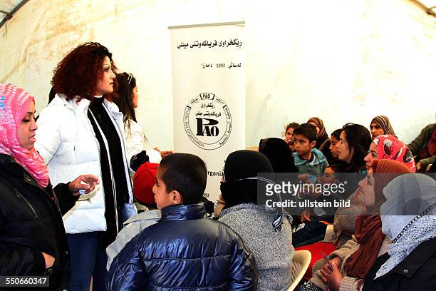 Mitarbeiter der PUBLIC AID ORGANIZATION und Syrische Bürgerkriegsflüchtlinge im DARASHAKRAN REFUGEE CAMP nahe der Stadt Erbil im Nordirak