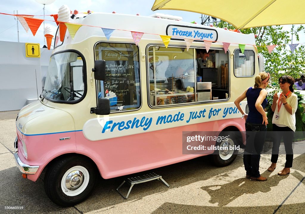 Die Modemessen Bread & Butter, Fashionweek und Premium finden zweimal jährlich in Berlin statt. Foto: Bread & Butter, am ehemligen Flughafen Berlin - Tempelhof. Frozen Yoghurt aus einem alten UK-Van