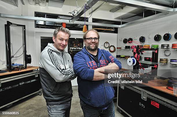 Botspot GmbH Prinzenstrasse Berlin erste 3D - Druckerei in Deutschland , 3D Drucker drucken , im Bild: Thomas Strenger , Manfred Ostermeier...