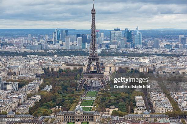 Die Französische Hauptstadt Paris, zieht am zahlreiche Touristen aus aller Welt an. Im Bild: Der Eiffelturm vom Bürogebäude Tour Montparnasse...