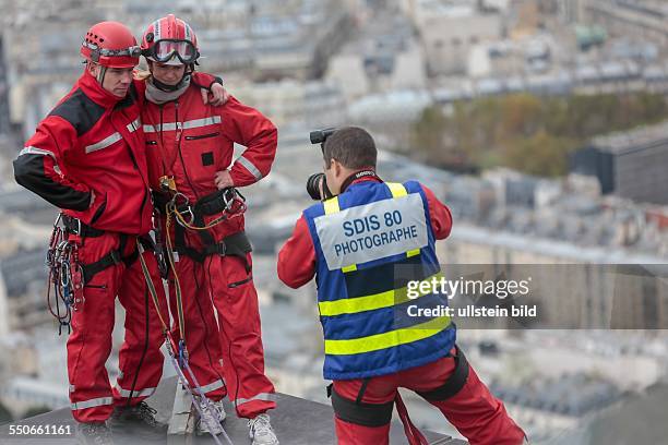 Die Französische Hauptstadt Paris, Im Bild: Höhenretter der Feuerwehr aus dem Département Somme üben an dem 207m hohen Tour Montparnasse das Abseilen...