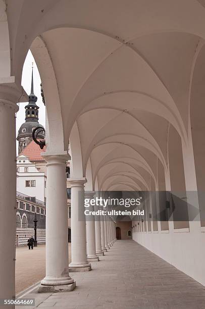 Der "Lange Gang" befindet sich im Stallhof des Schlosses in der Dresdner Altstadt., rückseitig des Fürstenzuges. Geschmückt ist er mit 22...
