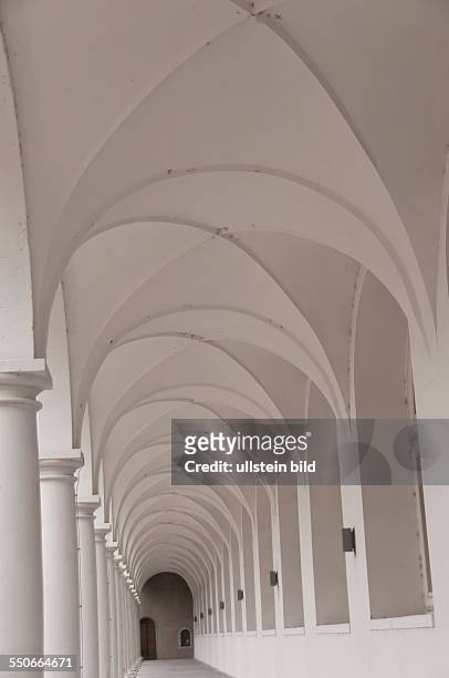 Der "Lange Gang" befindet sich im Stallhof des Schlosses in der Dresdner Altstadt., rückseitig des Fürstenzuges. Geschmückt ist er mit 22...