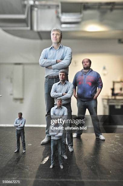 Botspot GmbH Prinzenstrasse Berlin erste 3D - Druckerei in Deutschland , Thomas Strenger als 3D Figur neben Manfred Ostermeier, Geschaeftsfuehrer