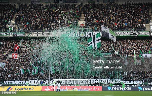 Fussball, Saison 2013-2014, 1. Bundesliga, 17. Spieltag, Borussia Moenchengladbach - VfL Wolfsburg 2-2, Konfettiregen der Gladbach Fans in der...