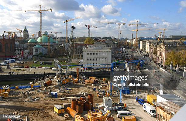 Das riesige Baustellen-Puzzle fuer das kuenftige Humboldt-Forum zeigt Konturen, im Vordergrund die U5-Baustelle fuer den kuenftigen U-Bahnhof...