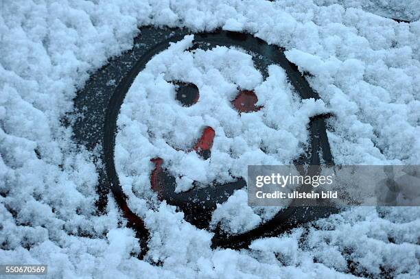Smiley auf einer schneebedekcten Windschutzscheibe