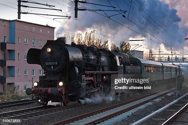 Viermal fuhr am ein Nostalgiezug des Vereins Dampflokfreunde Berlin eine einstündige Runde auf einem Teil des Berliner Außenrings mit Start und Ziel...