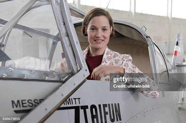 Flugplatz Finsterwalde, Set-Termin "Alleinflug - Elly Beinhorn" mit Vicky Kriebs, im Cockpit eines Flugzeugs