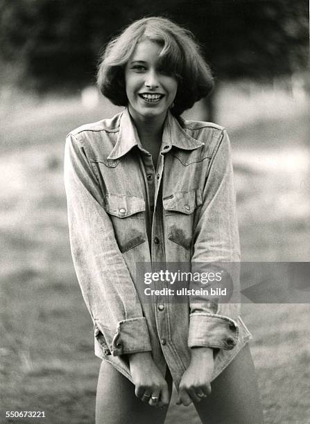 Junges Mädchen in Jeansjacke, selbstbewusst, um 1975, schwarzweiss, 199001