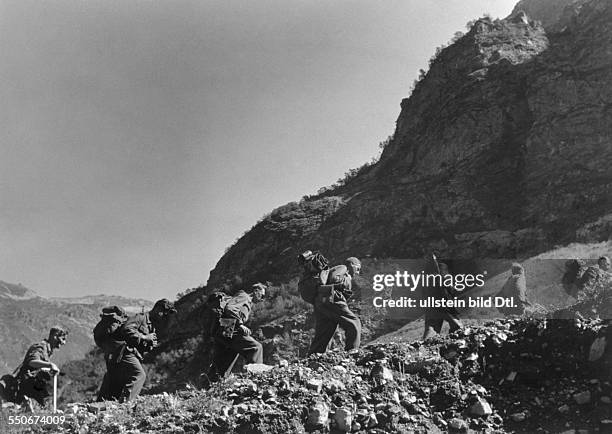 Mountain Division of the German Wehrmacht; mountain infantry at Caucasus on the way over the Kluchor Pass