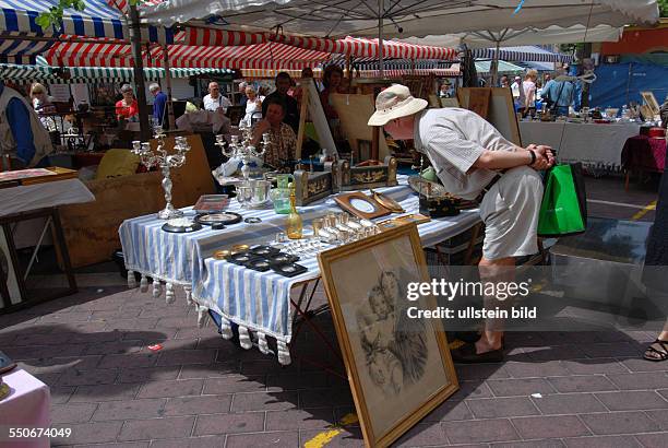 Flohmarkt, Brocante, Nizza, Tourist, älterer Herr, kurze Hose, Safarihut, Frankreich, um 2010,