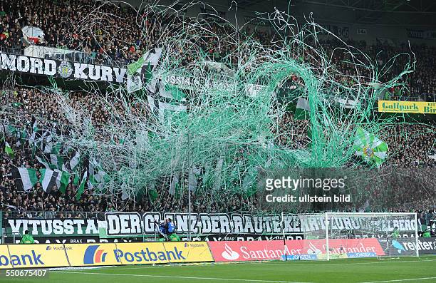 Fussball, Saison 2013-2014, 1. Bundesliga, 17. Spieltag, Borussia Moenchengladbach - VfL Wolfsburg 2-2, Konfettiregen der Gladbach Fans in der...