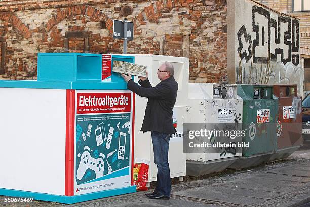 Einführung von Containern für Elektroaltgeräte in Halle / Saale durch die HWS Foto: Container Robert-Franz-Ring im Foto, Leiter Behälter Service HWS...