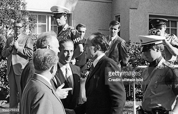 Französische Delegation, Bildmitte Botschafter Jean Sauvagnargues bei Eintreffen. Berlin , 23. 08. 1971. Die Viermächtegespräche der alliierten...