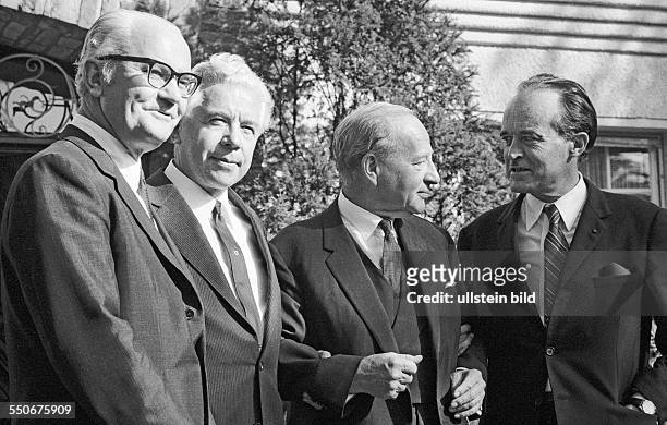 Foto : Gastgeber Kenneth Rush , Pjotr Abrassimow , Roger Williams , Jean Sauvagnargues bei Gruppenbild. Berlin , 23. 08. 1971. Die...