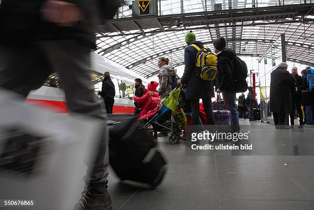 Die Brueckentage zum Jahrewechsel gehen zu Ende. Abreise auf dem Berliner Hauptbahnhof.