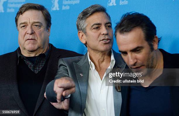 Schauspieler John Goodman, Schauspieler George Clooney und Schauspieler Jean Dujardin während des Photocalls zum Film -THE MONUMENTS MEN- anlässlich...
