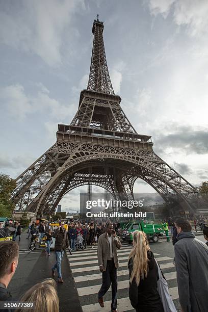 Die Französische Hauptstadt Paris, zieht am zahlreiche Touristen aus aller Welt an. Trotz dunklen Wolken am Himmel, bleibt es bis auf einige kurze...