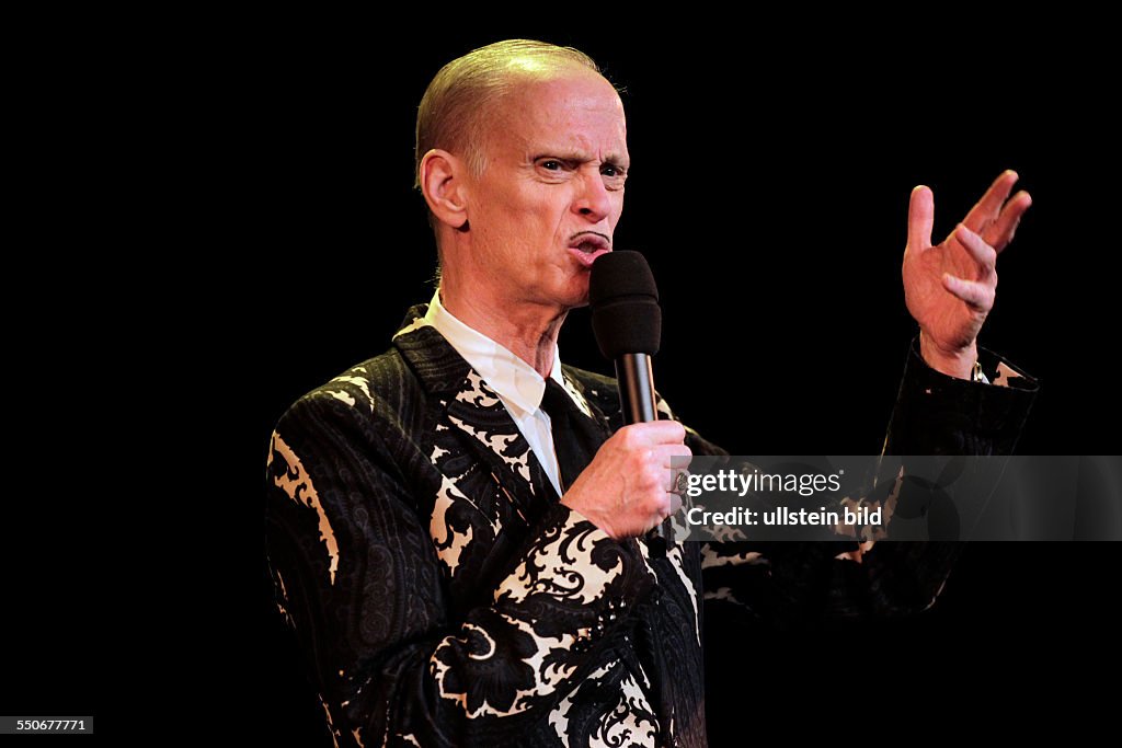 Amerikanische Filmregisseur John Waters gastiert mit der Deutschlandpremiere des Theaterstücks "This Filthy World" im Depot I des Carlswerk Köln