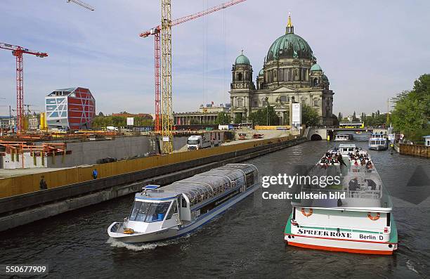 Der Riesenbohrer stoppt fuer einige Zeit seinen Vortrieb unter der Spree, jetzt wird die Boden- beschaffenheit des Spreegrundes geprueft... Links die...