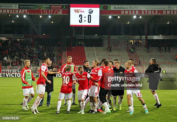 Mannschaft feiert 3:0 Sieg vor den fans, Freude, Emotion, jubelnd, Jubel nach Spielende Anzeigetafel mit Endergebnis , Sport, Fußball Fussball,...