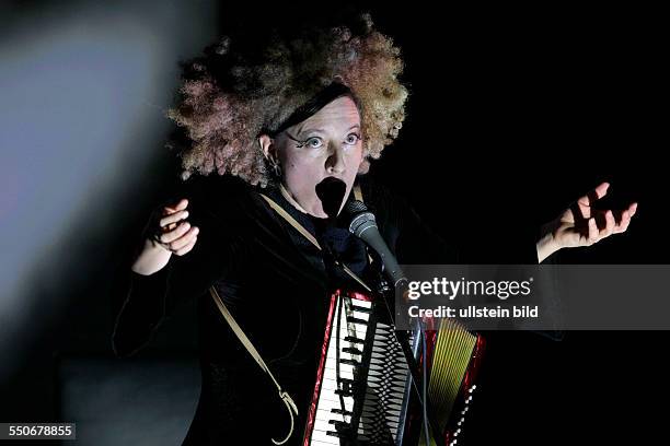 Erika Stucky gastiert in Begleitung von David Coulter , Terry Edwards und Michael Blair "Black Widow"-TourPhilharmonie Köln