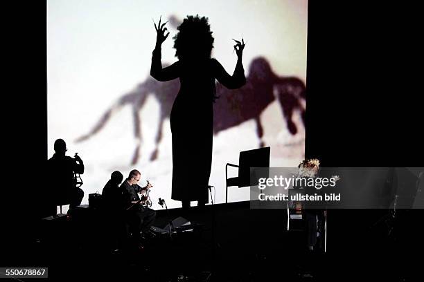 Erika Stucky gastiert in Begleitung von David Coulter , Terry Edwards und Michael Blair "Black Widow"-TourPhilharmonie Köln