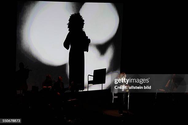 Erika Stucky gastiert in Begleitung von David Coulter , Terry Edwards und Michael Blair "Black Widow"-TourPhilharmonie Köln