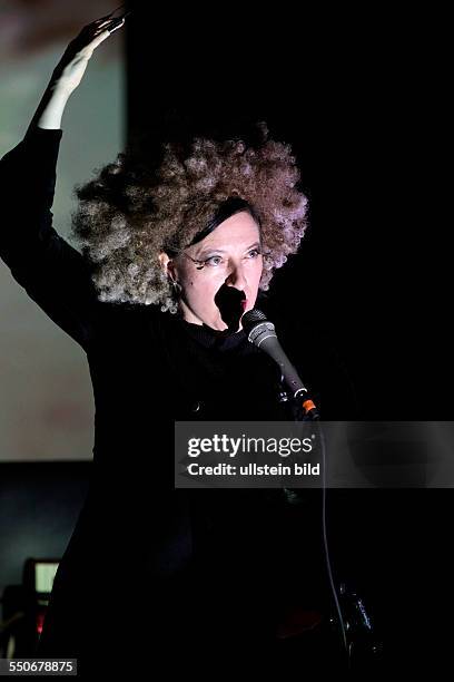 Erika Stucky gastiert in Begleitung von David Coulter , Terry Edwards und Michael Blair "Black Widow"-TourPhilharmonie Köln