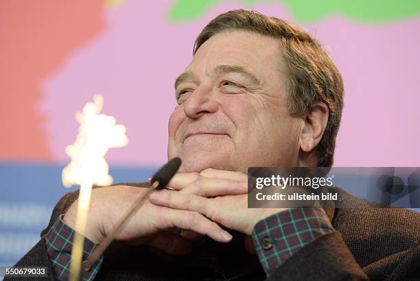 Schauspieler John Goodman während der Pressekonferenz zum Film -THE MONUMENTS MEN- anlässlich der 64. Internationalen Filmfestspiele Berlin