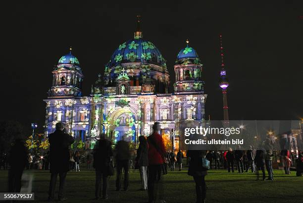 Das Festival of Lights bringt zZt. Noch bis 20. Oktober an vielen Gebaeuden der Stadt farbiges Licht ins graue Wetter... Hier, der Berliner Dom am...