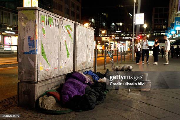Berlin-Mitte: Wohnungslosigkeit in der Hauptstadt. Immer mehr Armutsflüchtlinge zieht es nach Berlin. Offenbar osteuropäische Obdachlose kampieren...