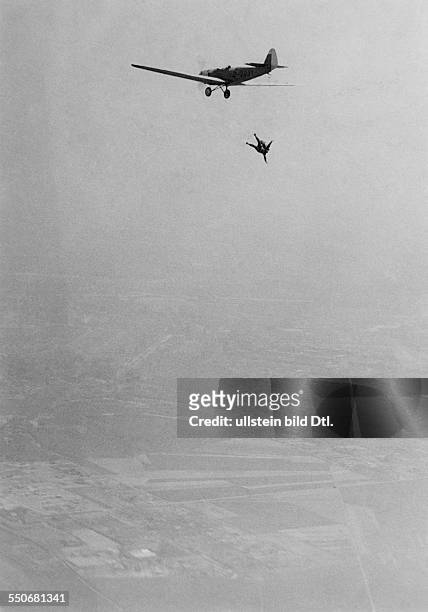 Fotograf Willi Ruge beim Fallschirmsprung - 1931