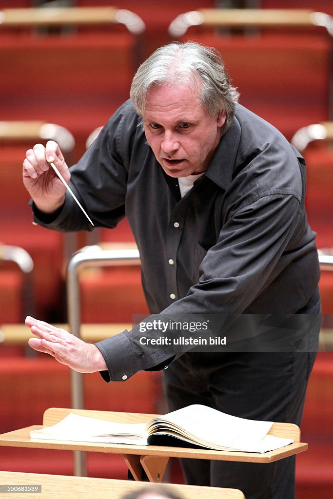 Markus Stenz leitet das Gürzenich Orchester Köln in Begleitung des ...
