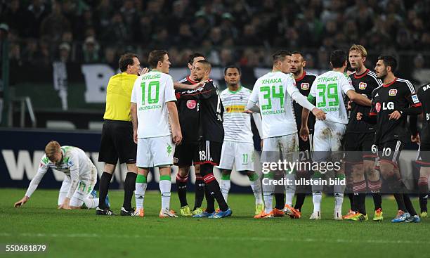 Fussball, Saison 2013-2014, 1. Bundesliga, 20. Spieltag, Borussia Moenchengladbach - Bayer 04 Leverkusen 0-1, Spielertumult um Max Kruse , 3. V.li.,...